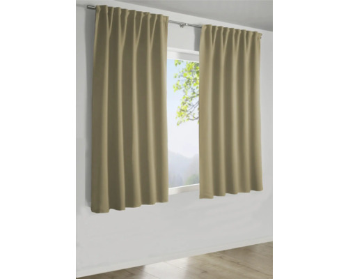 Dva závěsy visí na záclonové tyči před oknem.