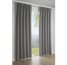 Šedé závěsy před oknem s výhledem do přírody