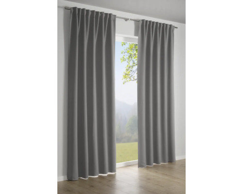 Šedé závěsy před oknem s výhledem do přírody