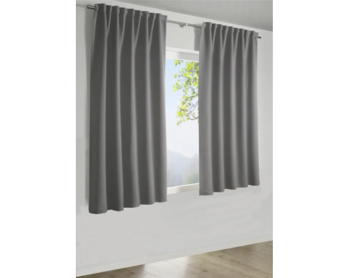 Šedé závěsy před oknem s výhledem na přírodu