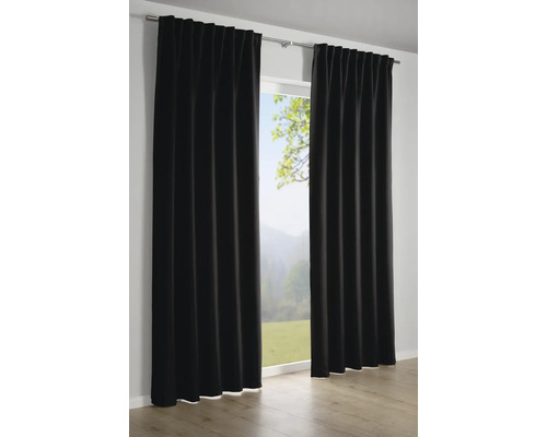 Dva černé závěsy v okně