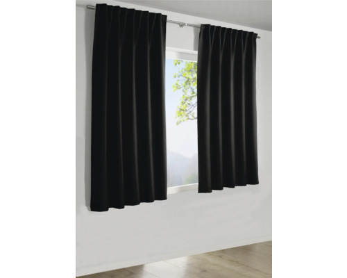 Dva černé závěsy před oknem