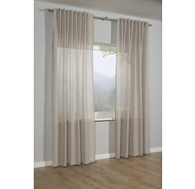 Okno s průhlednými závěsy a záclonovou tyčí