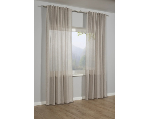 Okno s průhlednými závěsy a záclonovou tyčí