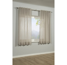 Dva průhledné závěsy před oknem