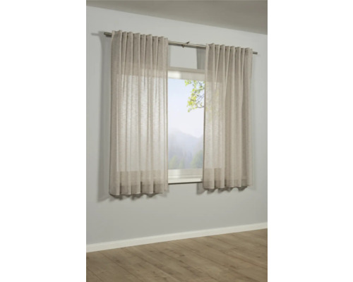 Dva průhledné závěsy před oknem