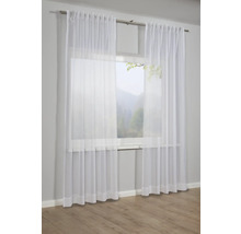 Záclona z lehké tkaniny před oknem