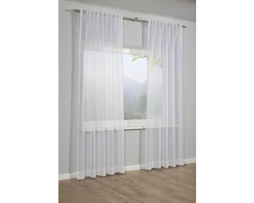 Záclona z lehké tkaniny před oknem
