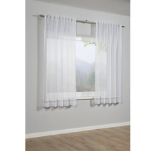 Okno se záclonami z průhledné látky.