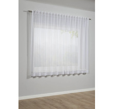 Okna s bílým, průhledným závěsem