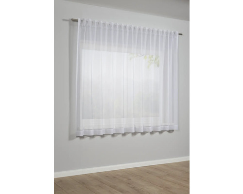 Okna s bílým, průhledným závěsem