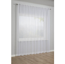 Průhledný bílý závěs před oknem.