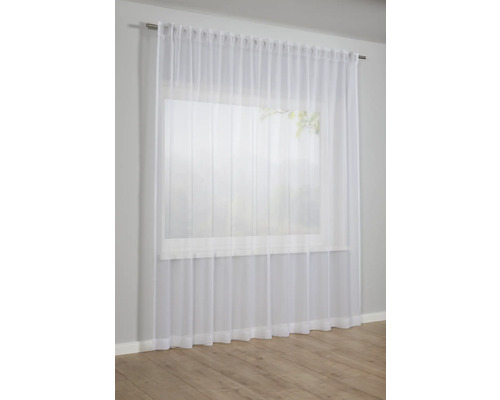 Bílý průsvitný závěs před oknem