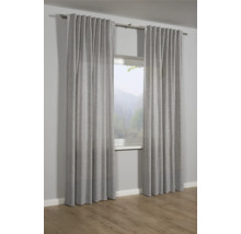 Záclony před oknem s výhledem do přírody