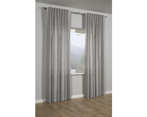 Záclony před oknem s výhledem do přírody