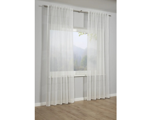 Okno s průhlednými bílými závěsy