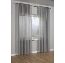 Okno se šedými závěsy na záclonové tyči