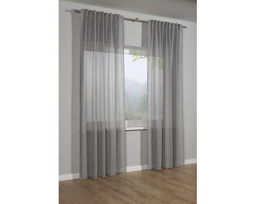 Okno se šedými závěsy na záclonové tyči