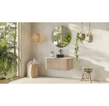 Světlá koupelna s umyvadlem, zrcadlem, nástěnnou lampou a dekorací