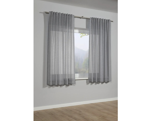 Dva šedé závěsy v okně