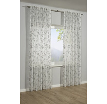 Dva průhledné závěsy s motivem listů před oknem