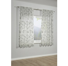 Okno s průhlednými závěsy s listovým vzorem