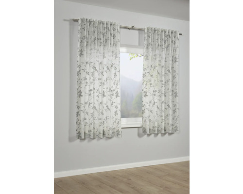 Okno s průhlednými závěsy s listovým vzorem