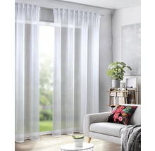 Obývací pokoj s bílými, průhlednými závěsy před oknem