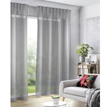 Obývací pokoj se závěsy, pohovkou a dekorací