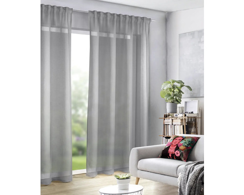 Obývací pokoj se závěsy, pohovkou a dekorací