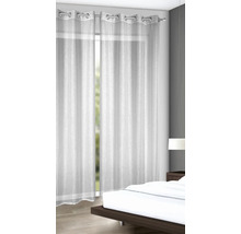 Záclony s oky z průhledné látky v ložnici.