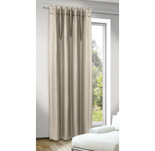 Béžový závěs v okně s denním světlem