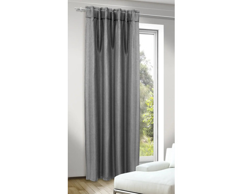 Neprůhledný závěs v okně se závěsným systémem s řasicí páskou