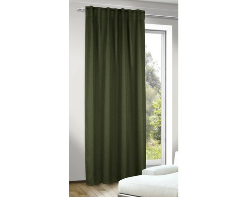 Záclona v okně se záclonovou tyčí