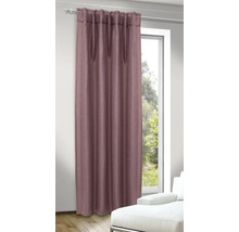 Dlouhý, nařasený závěs před oknem