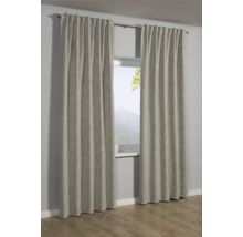 Dva závěsy před oknem s výhledem do přírody.