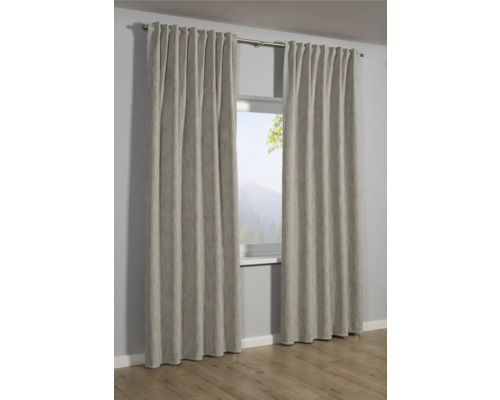 Dva závěsy před oknem s výhledem do přírody.