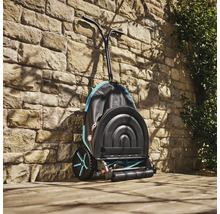 Vřetenová sekačka Gardena před kamennou zdí