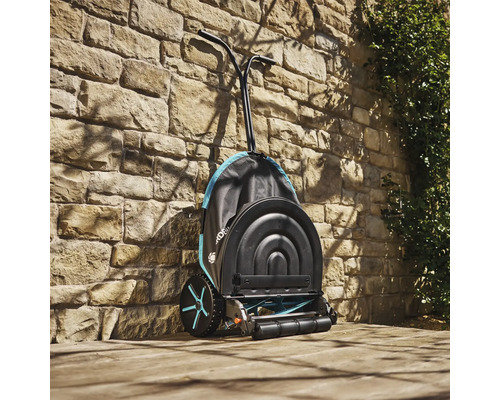 Vřetenová sekačka Gardena před kamennou zdí