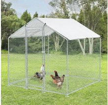 Venkovní výběh s kuřaty na zahradě