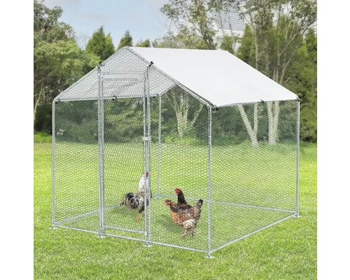 Venkovní výběh s kuřaty na zahradě