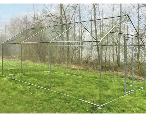 Volně stojící kurník s dveřmi pro venkovní použití na trávníku