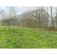 Kovová venkovní klec s dvířky na zelené louce