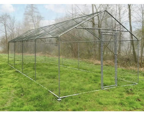 Kovová venkovní klec s dvířky na zelené louce