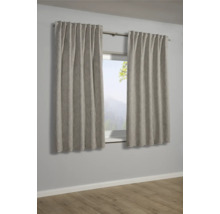 Okna s béžovými závěsy