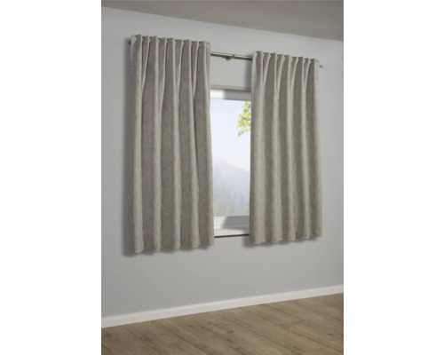 Okna s béžovými závěsy