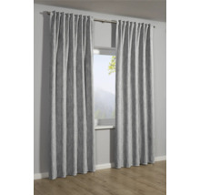 Dva šedé závěsy visí před oknem.