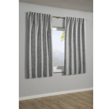 Šedé závěsy v okně