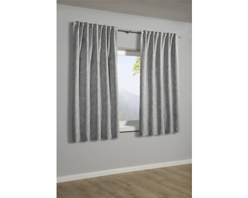 Šedé závěsy v okně