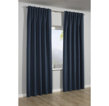 Dva modré závěsy visí na záclonové tyči před oknem.